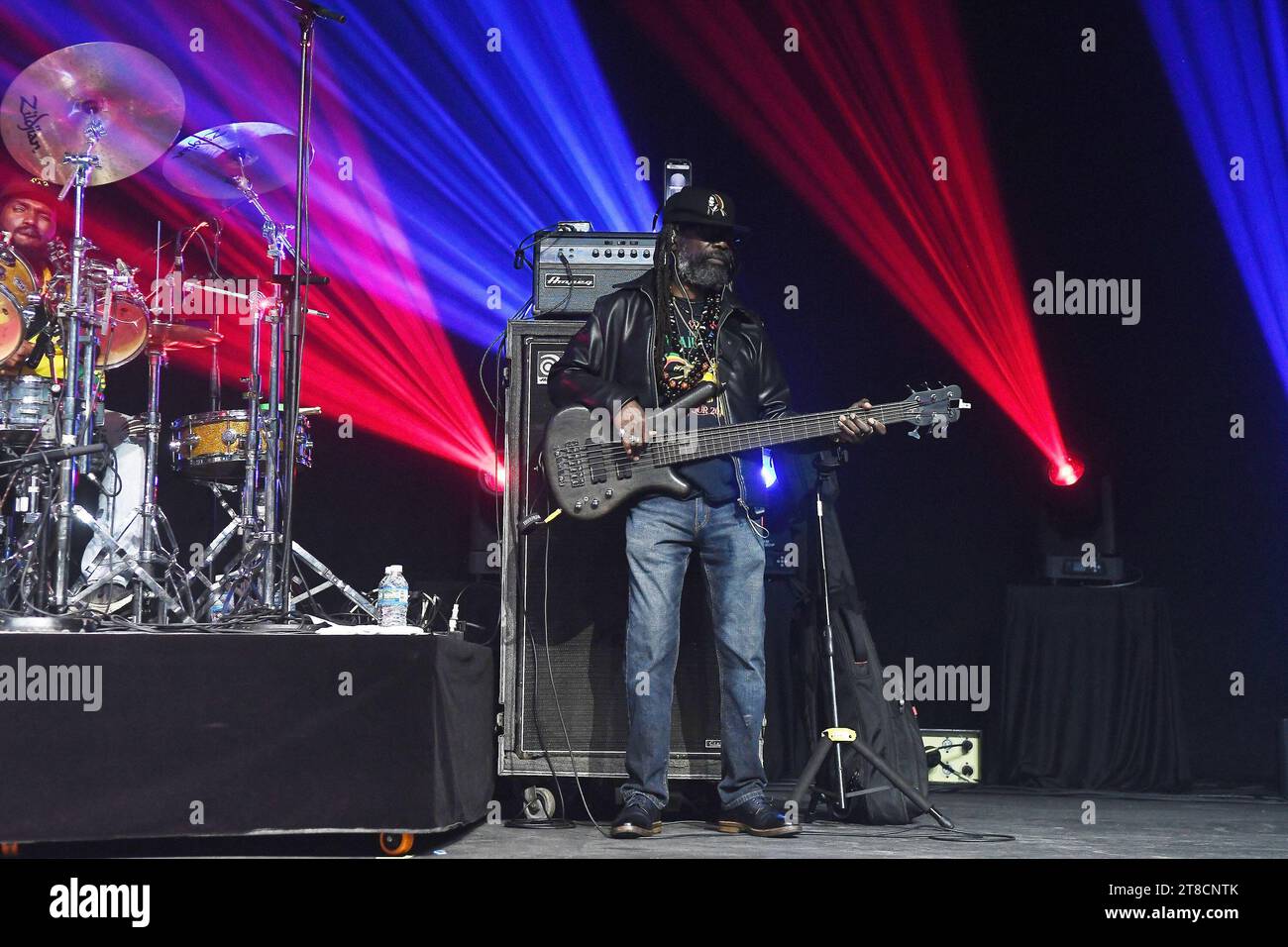 Rio de Janeiro, Brésil, 17 novembre 2023. Le bassiste Owen Reid, du groupe de reggae The Wailers, lors d'un concert au qualitage, dans la ville de Rio de Jan Banque D'Images