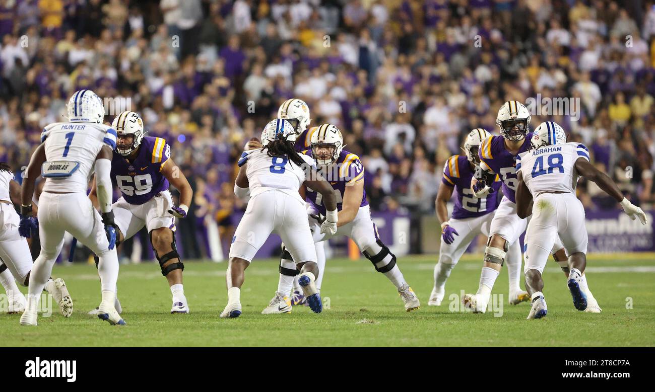 Baton Rouge, États-Unis. 19 novembre 2023. Les joueurs de ligne offensifs Charles Turner III (69), Garrett Dellinger (72) et Will Campbell (66) affrontent le linebacker Jontrey Hunter (1), le defensive end Javon Denis (8) et le linebacker Justin Abraham (48) lors d'un match de football universitaire au Tiger Stadium à Baton Rouge, Louisiane, le samedi 18 novembre. 2023. (Photo de Peter G. Forest/Sipa USA) crédit : SIPA USA/Alamy Live News Banque D'Images