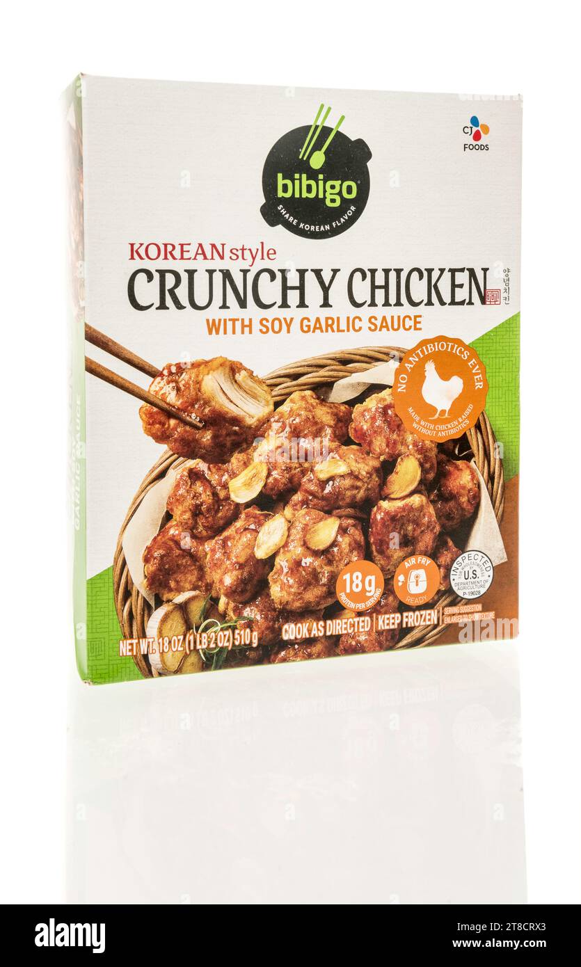 Winneconne, WI - 24 octobre 2023 : un paquet de CJ aliments bigo style coréen croquant cken avec sauce soja ail sur un fond isolé Banque D'Images