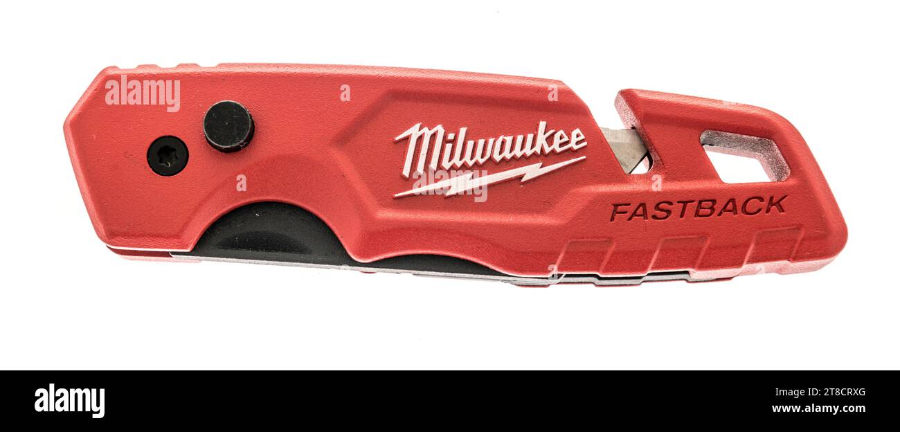 Winneconne, WI - 28 octobre 2023 : un paquet de couteau utilitaire Milwuakee fastback sur un fond isolé Banque D'Images