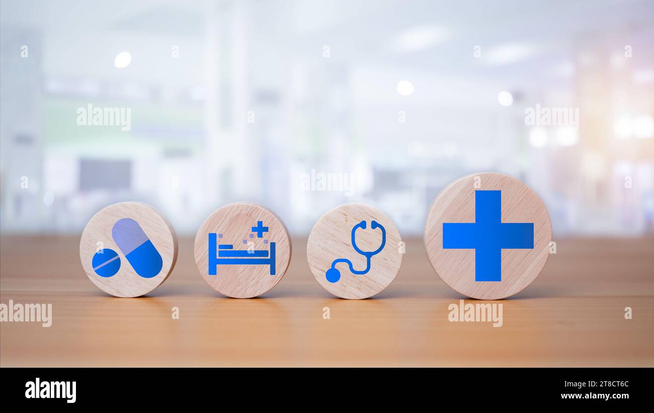 Blocs en bois avec des symboles médicaux sur fond en bois représentant le concept de santé avec traitement et médecine. Banque D'Images