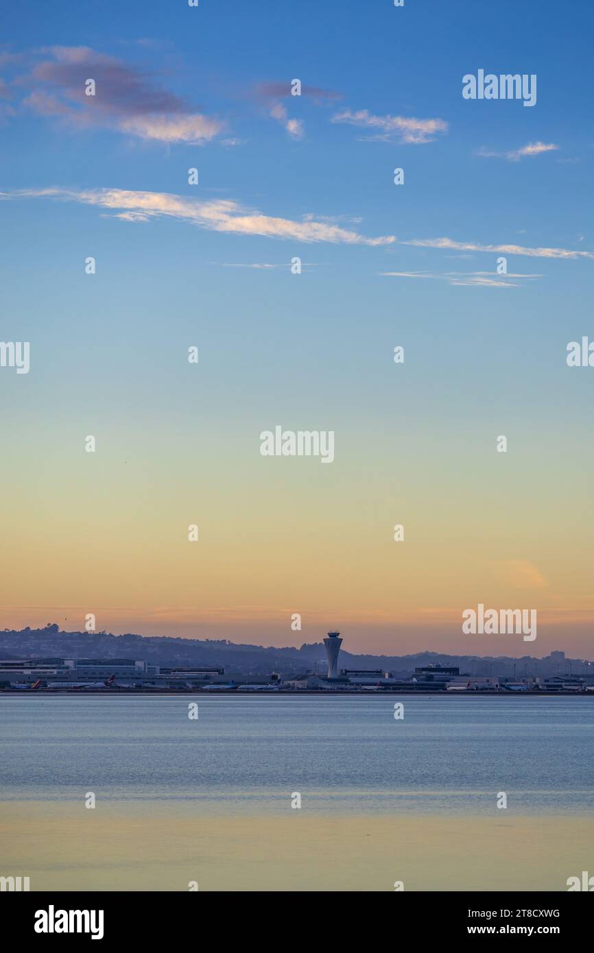 Vue panoramique de San Francisco et de l'aéroport international de San Francisco (SFO) depuis Bayside Park à Burlingame, en Californie, au coucher du soleil Banque D'Images
