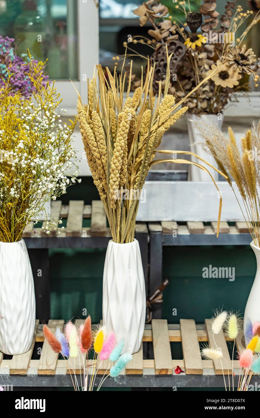bouquet d'herbes sèches, tiges de roseau dans un vase élégant. Concept intérieur minimaliste Banque D'Images