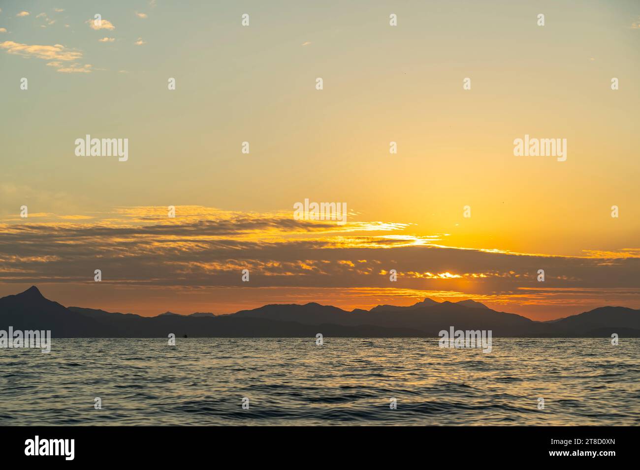 Le lever du soleil sur la mer et beaux nuages Banque D'Images