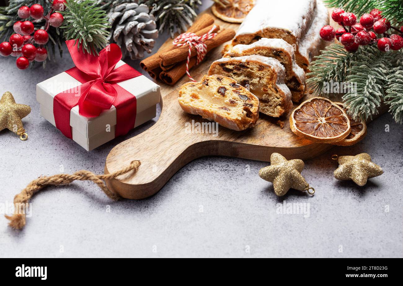 Gâteau traditionnel aux fruits en stollen. Noël Stollen avec décoration de vacances d'hiver Banque D'Images