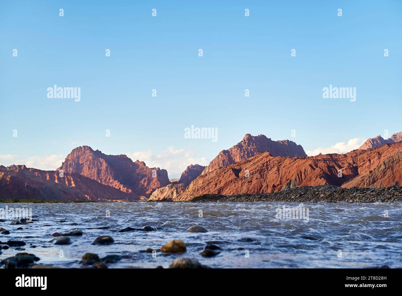 Rivière sortant du mystérieux Grand Canyon de Tianshan dans le Xinjiang, en Chine Banque D'Images