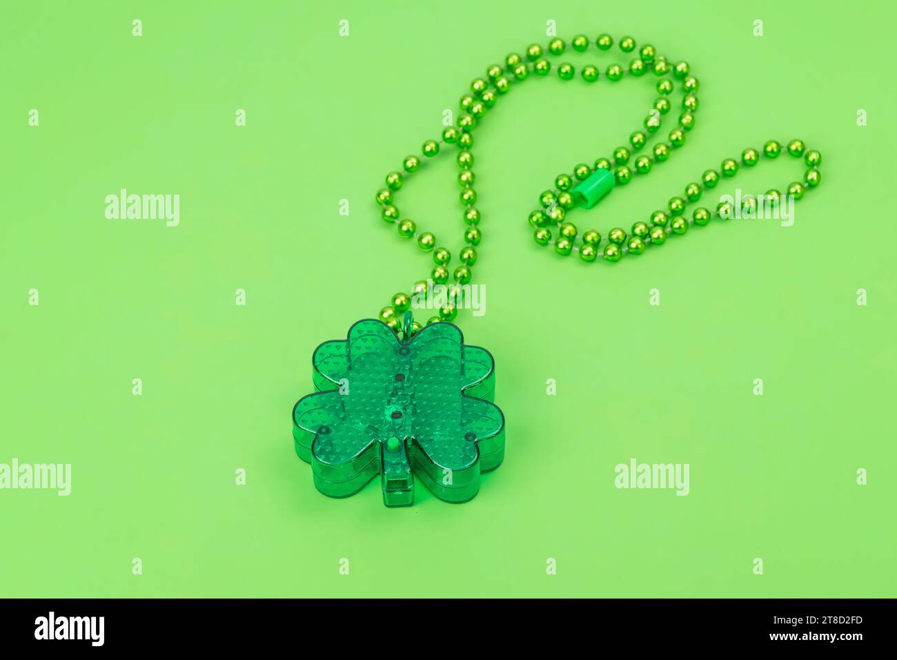 Collier vert shamrocks préparant pour le jour de la St Patrick Banque D'Images