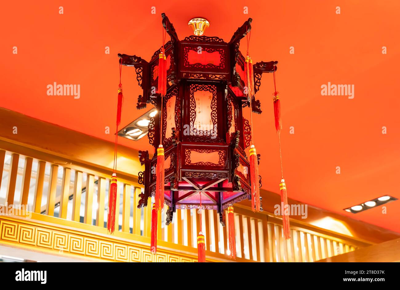 Décorations de lanterne chinoise dans la structure de maison chinoise historique vintage, traduction de texte chinois pour le : bon bénir pour la nouvelle année Banque D'Images