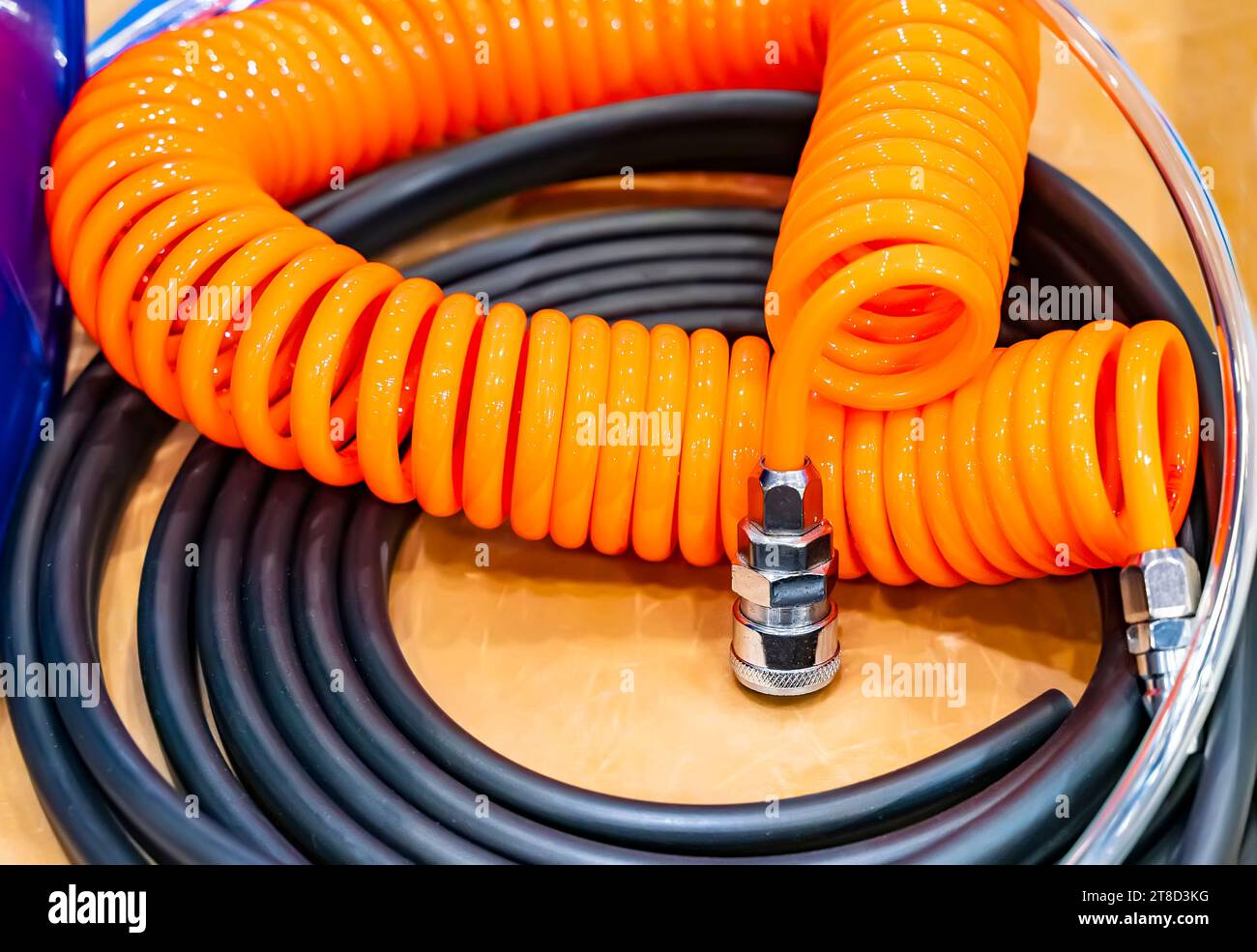 flexible pneumatique alimentant en air comprimé un tracteur Banque D'Images