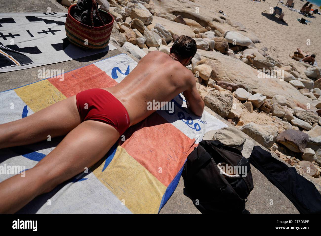 Un homme sportif en forme prend le soleil à Bondi Beach Sydney Banque D'Images