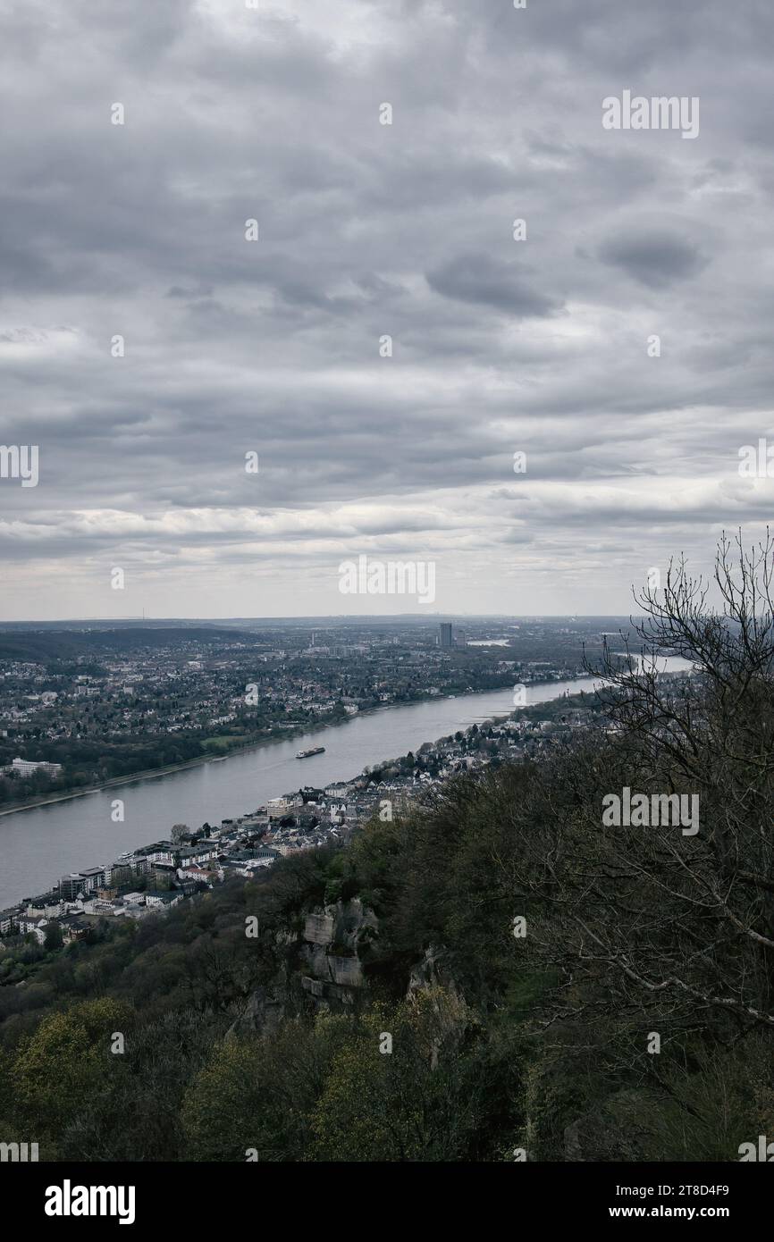 Konigswinter, Allemagne - 16 avril 2021 : nuages sombres au-dessus du Rhin à Konigswinter, Allemagne un jour de printemps. Banque D'Images