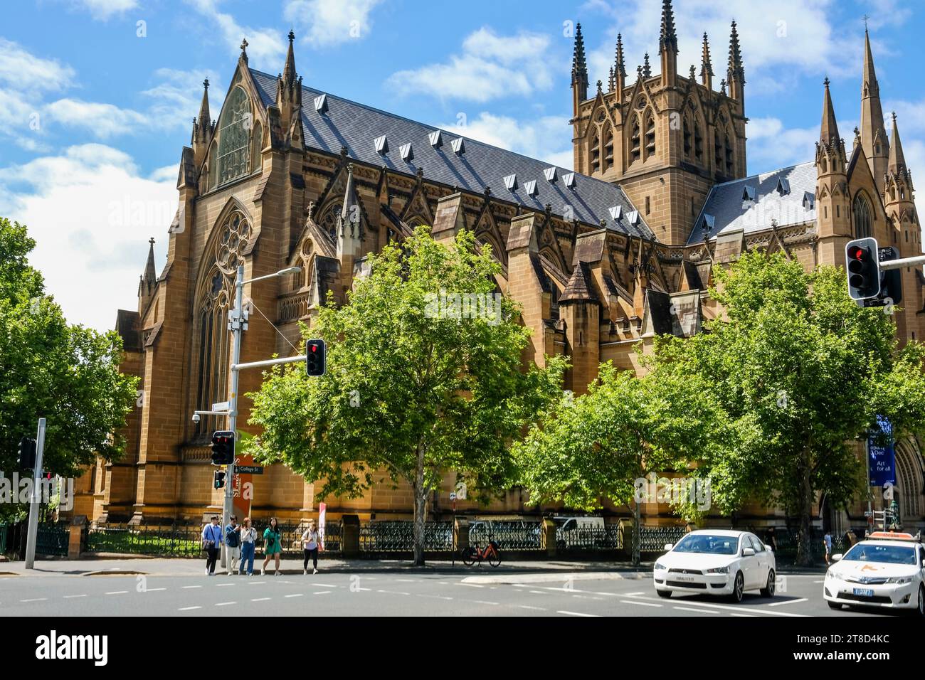 Sydney, Nouvelle-Galles du Sud, Australie - octobre 11 2022 : les voitures et les piétons passent devant la cathédrale St Mary par une journée ensoleillée de printemps Banque D'Images