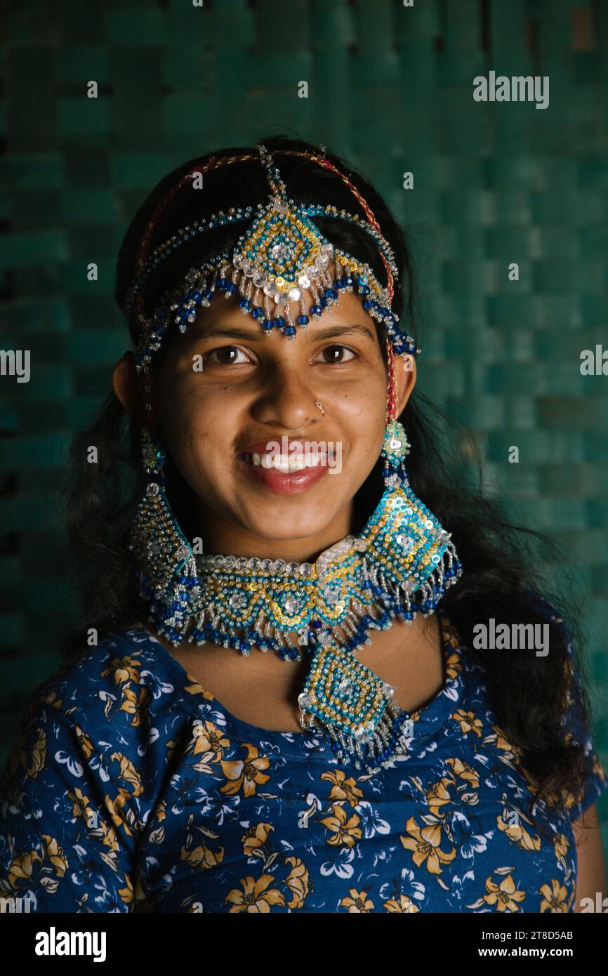 Kalbelia danseuse au Rajasthan vêtue de vêtements de mariée traditionnels avec des bijoux Banque D'Images