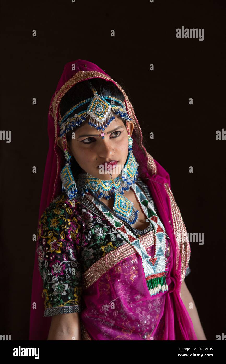 Kalbelia danseuse au Rajasthan vêtue de vêtements traditionnels avec des bijoux Banque D'Images