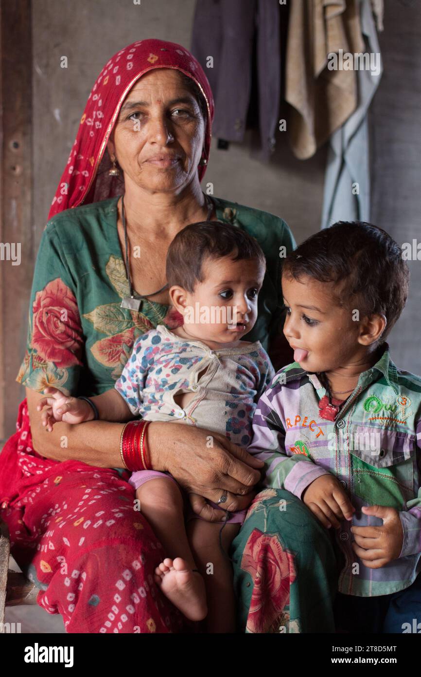 Une belle jeune femme indienne avec ses enfants Banque D'Images