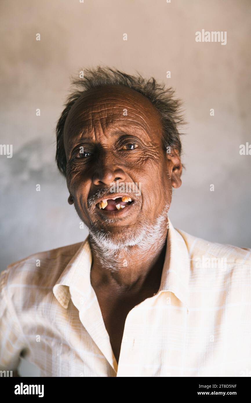 Homme âgé Rajasthani souriant en Inde Banque D'Images