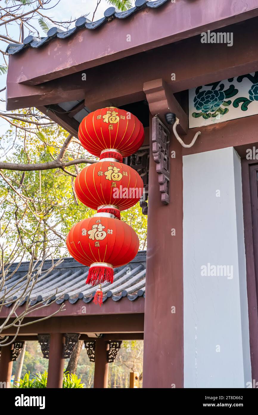 Décorations de lanterne chinoise dans la structure de maison chinoise historique vintage, traduction de texte chinois pour le : bon bénir pour la nouvelle année Banque D'Images