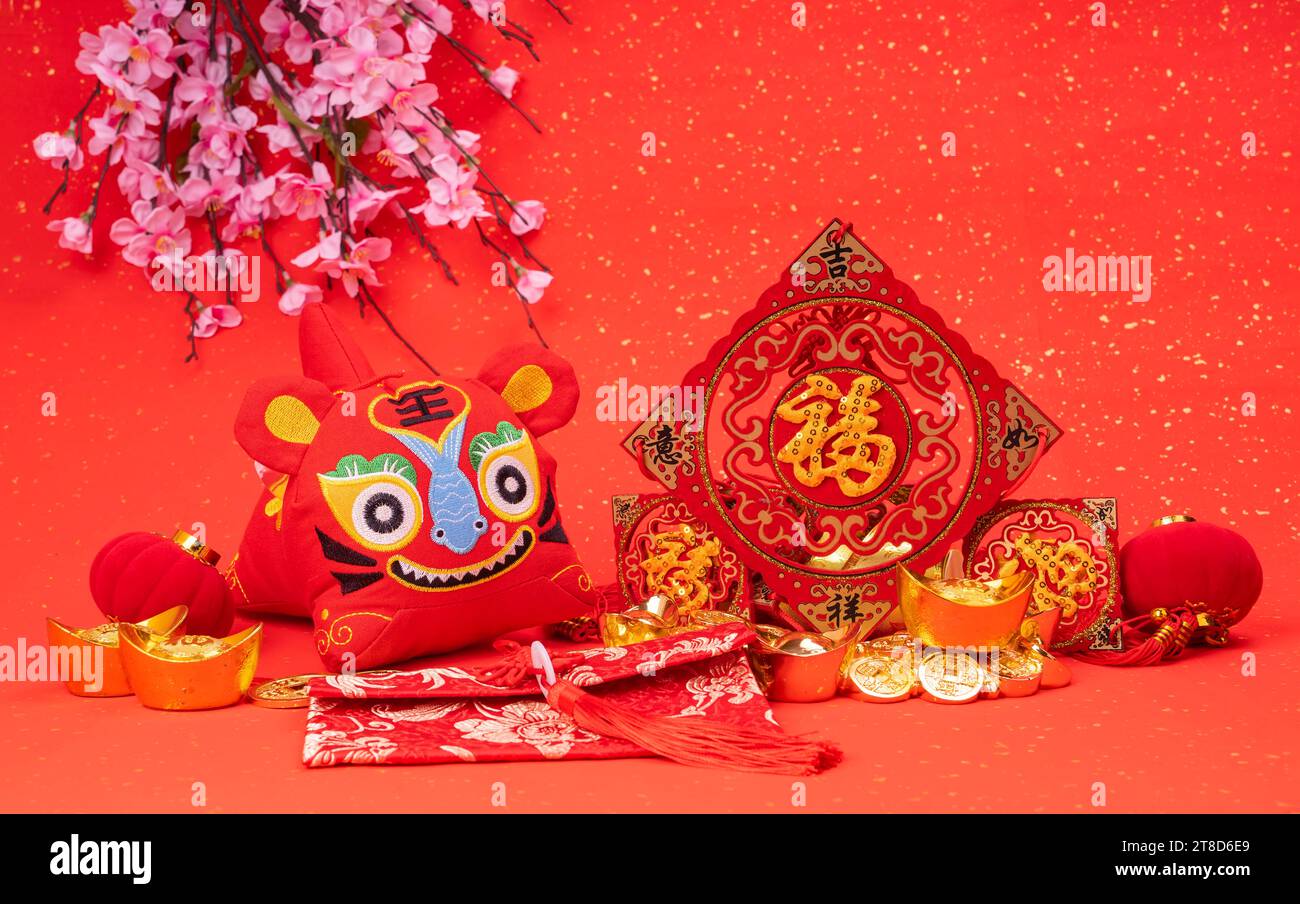 Tradition chinoise poupée de tissu tigre, 2022 est l'année du tigre, les caractères chinois signifient : bon bénir pour la nouvelle année Banque D'Images
