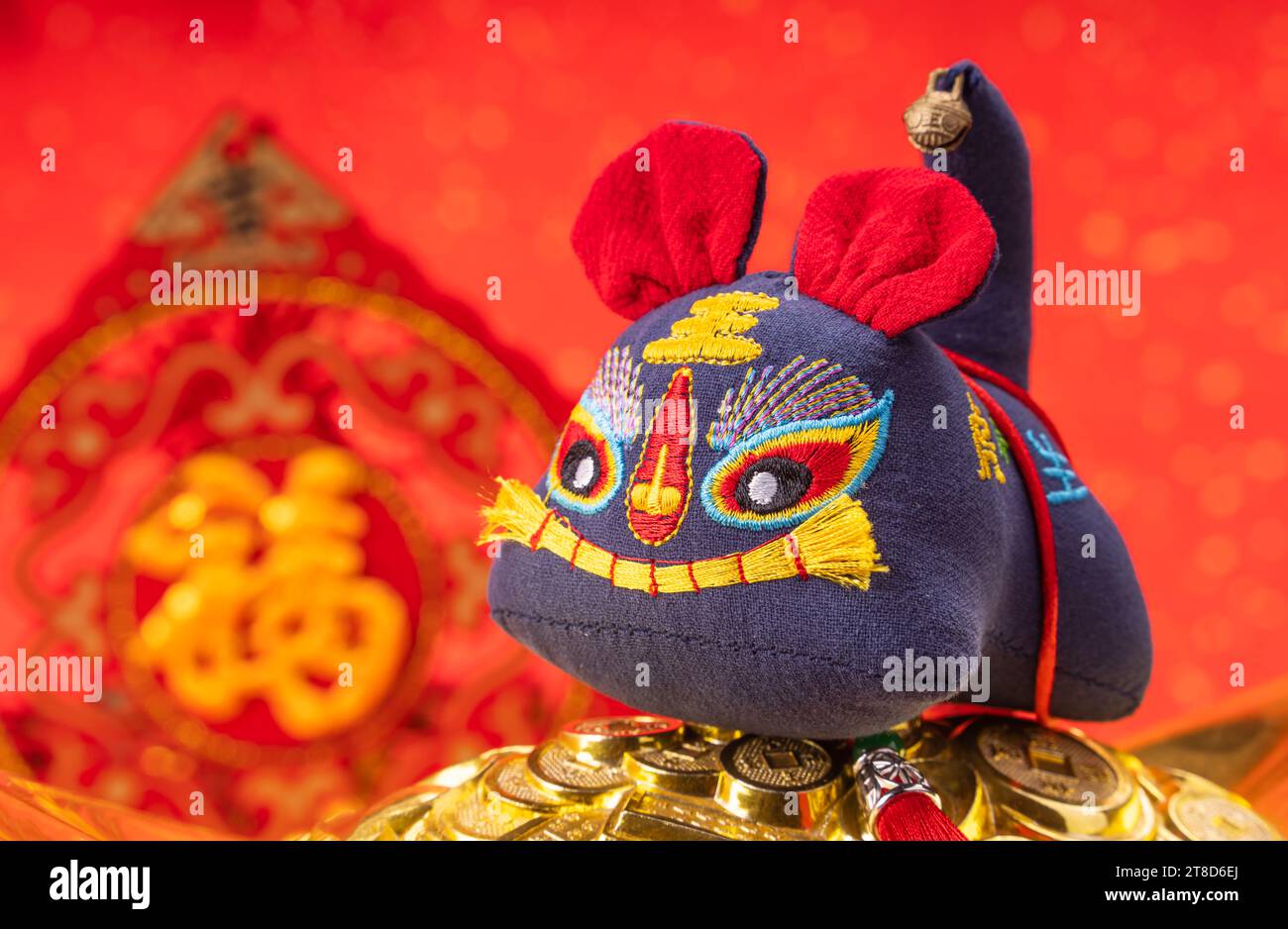 Tradition chinoise poupée de tissu tigre, 2022 est l'année du tigre, les caractères chinois signifient : bon bénir pour la nouvelle année Banque D'Images