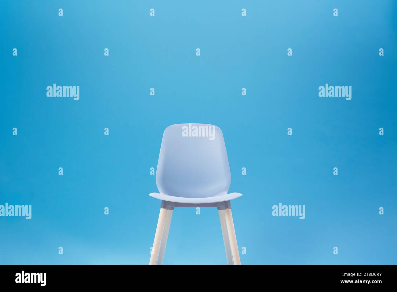 Chaise classique bleue sur fond bleu pour la technique Chroma Key dans le studio de prise de vue photo. Banque D'Images