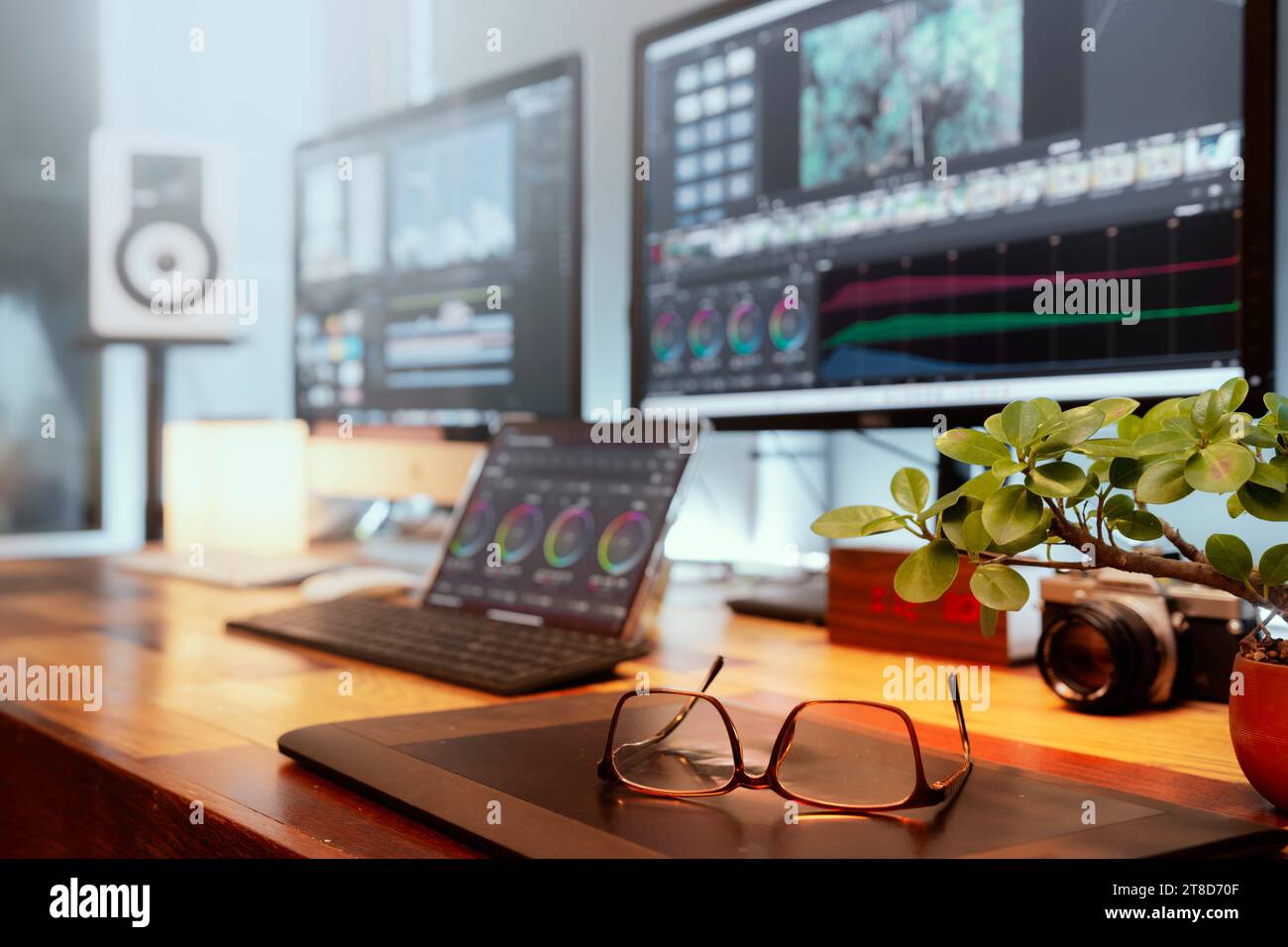 Créateur de contenu lieu de travail, ordinateur, tablette et lunettes, studio de bureau créatif. Banque D'Images