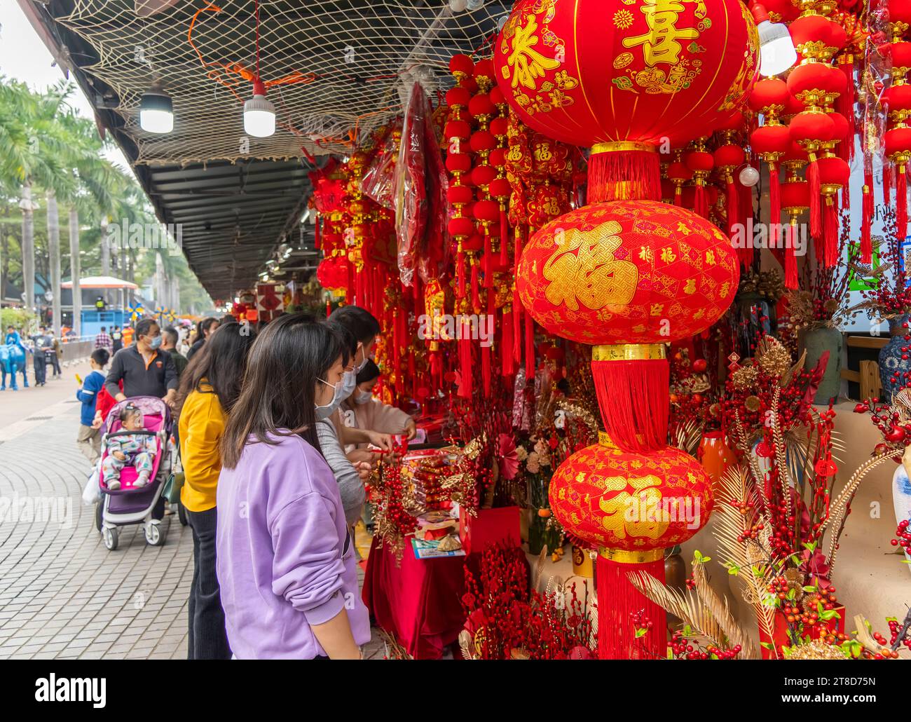 SHEN ZHEN, CHINE - 27 janvier 2022 : les gens achètent la décoration de tradition chinoise et les symboles de bonne chance pour le nouvel an chinois au marché aux fleurs de Shenzhen Banque D'Images