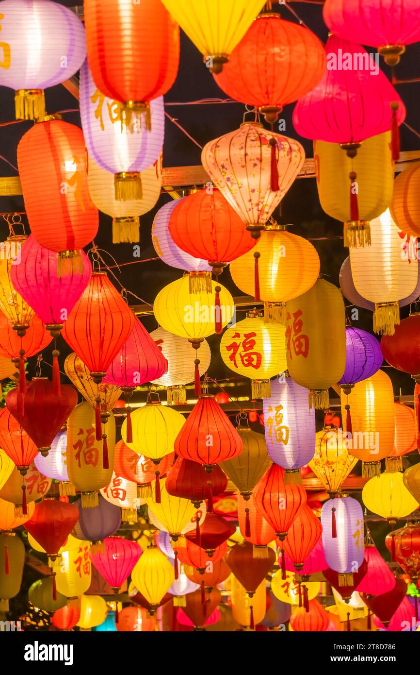Décorations de lanterne chinoise dans la structure de maison chinoise historique vintage, calligraphie chinoise Traduction : bonne bénédiction pour la nouvelle année Banque D'Images
