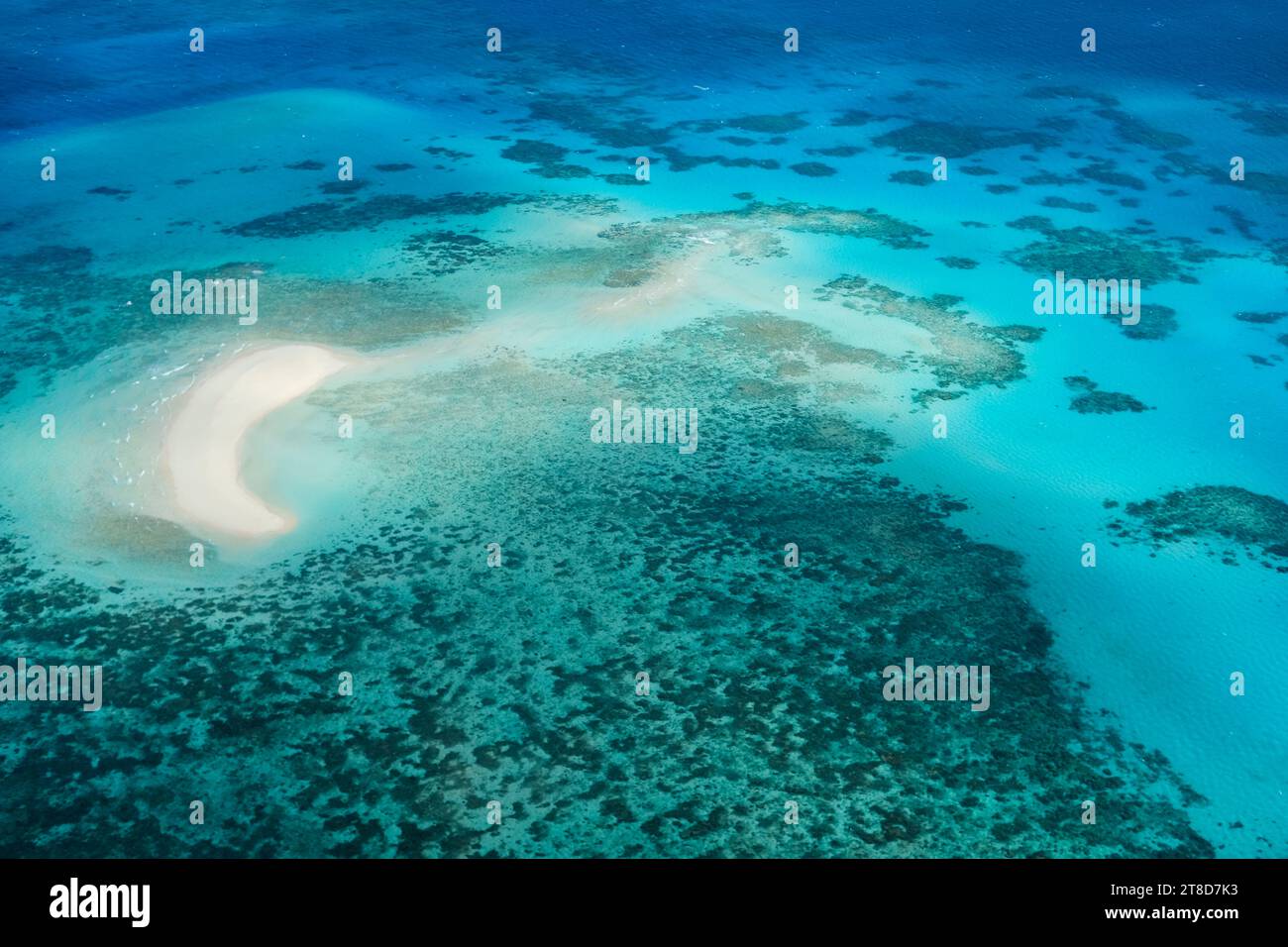 Une vue aérienne de Michaelmas Cay dans la Grande Barrière de corail : barre de sable blanc tropical, récifs coralliens, eaux turquoises limpides — mer de Corail, Cairns Banque D'Images