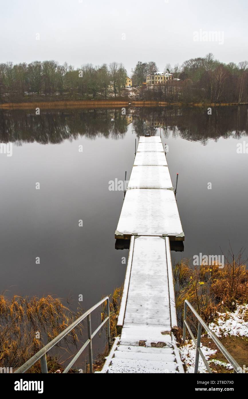 Escalier vers une jetée enneigée au bord d'un lac Banque D'Images