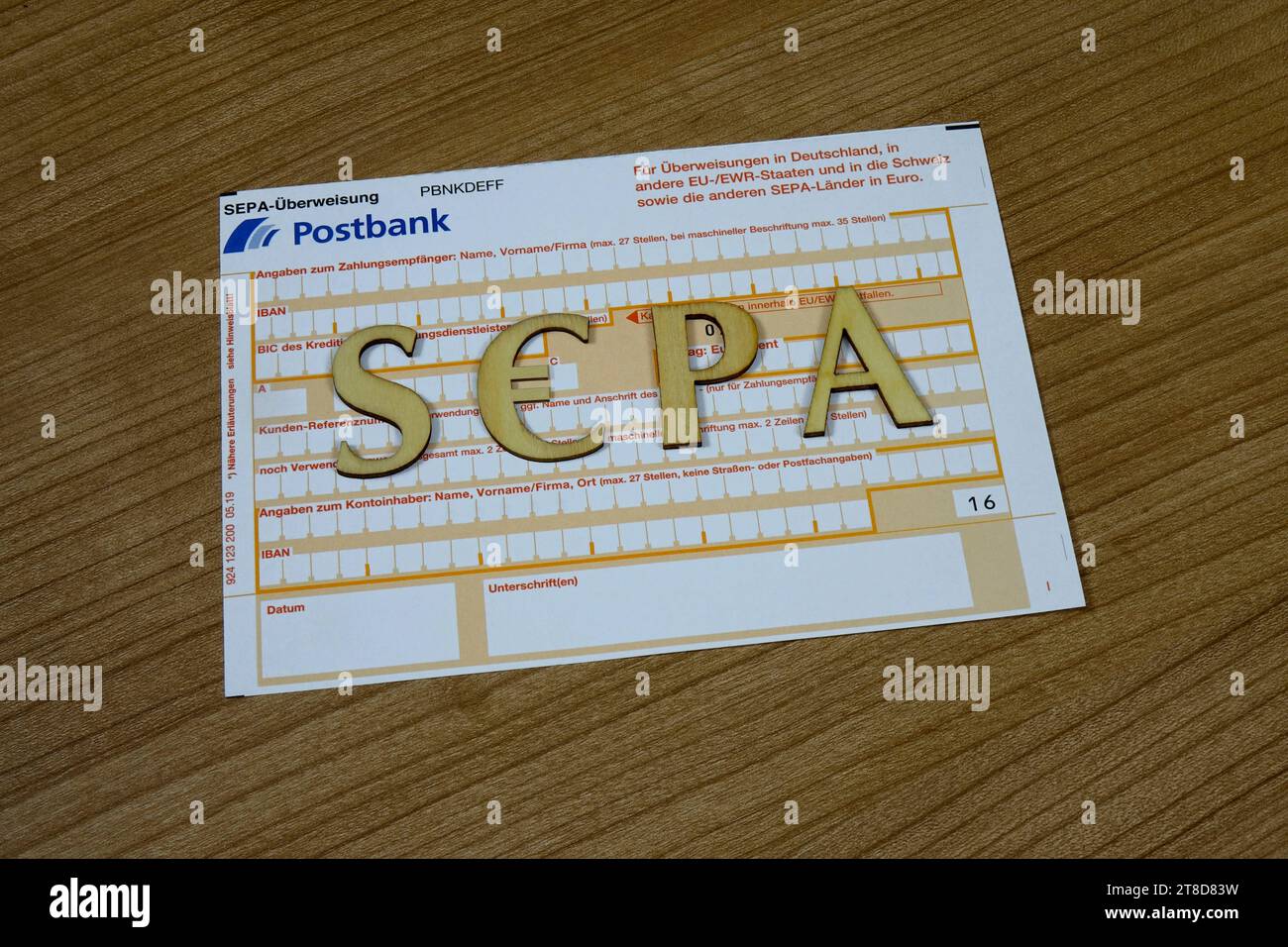 SEPA-Überweisung mit Schriftzug SEPA-Überweisung mit Schriftzug SEPA, 13.11.2023, Borkwalde, Brandebourg, Auf einer Überweisung befindet sich der Schriftzug SEPA mit einem Euromonsymbole. *** Virement SEPA avec lettrage SEPA virement SEPA avec lettrage SEPA, 13 11 2023, Borkwalde, Brandenburg, Un virement porte le lettrage SEPA avec un symbole euro Banque D'Images