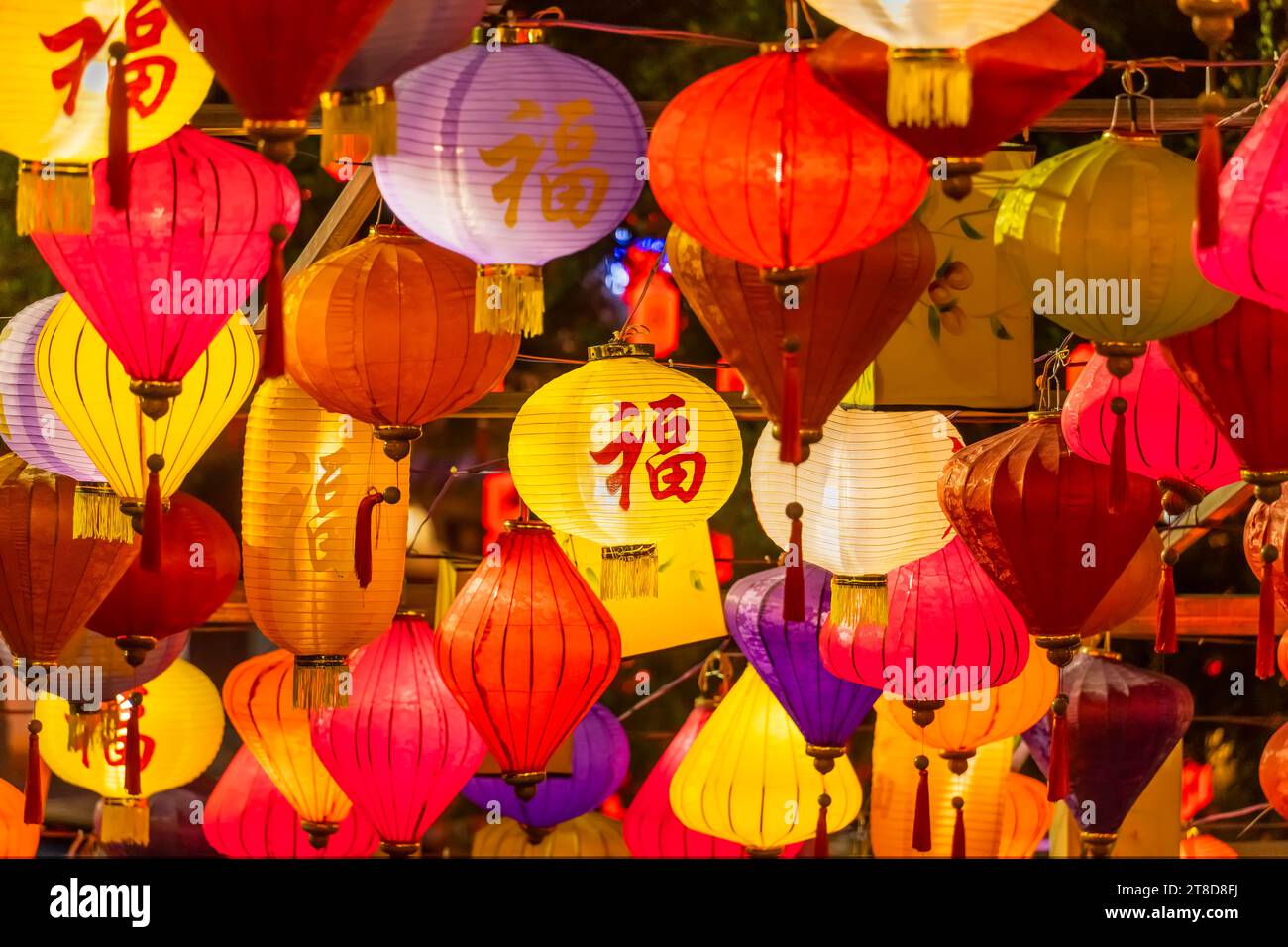 Décorations de lanterne chinoise dans la structure de maison chinoise historique vintage, calligraphie chinoise Traduction : bonne bénédiction pour la nouvelle année Banque D'Images