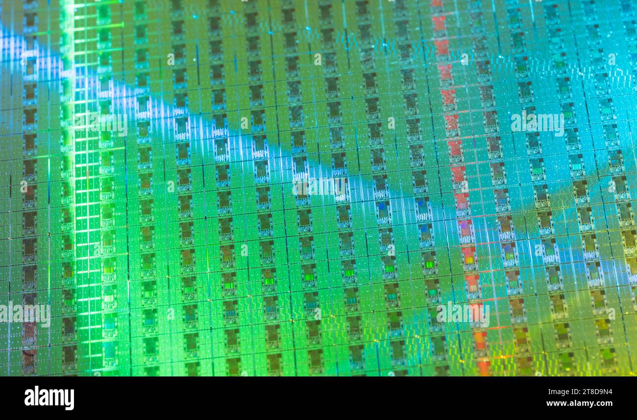 Macro de semi-conducteur de tranche de silicium avec la couleur de néon, circuits intégrés pour fabriquer CPU et GPU Banque D'Images