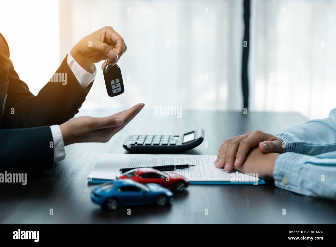 Voiture de jouet en face de l'homme d'affaires calculant le prêt. Économiser de l'argent pour le concept de voiture, voiture de commerce pour le concept de trésorerie, concept de financement de prêt. Banque D'Images