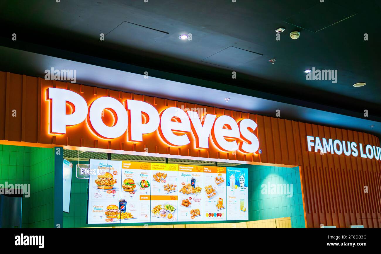 Wroclaw, Pologne - 10 novembre 2023 : l'un des premiers restaurants Popeye en Pologne, Popeyes Louisiana Kitchen, une chaîne américaine de restauration rapide Banque D'Images