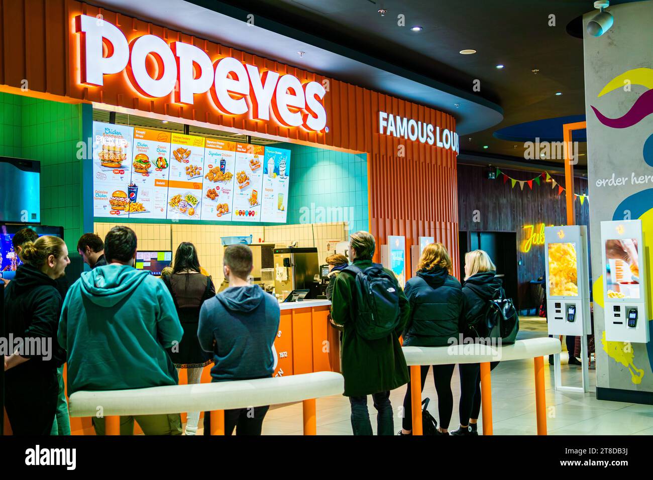 Wroclaw, Pologne - 10 novembre 2023 : l'un des premiers restaurants Popeye en Pologne, Popeyes Louisiana Kitchen, une chaîne américaine de restauration rapide Banque D'Images