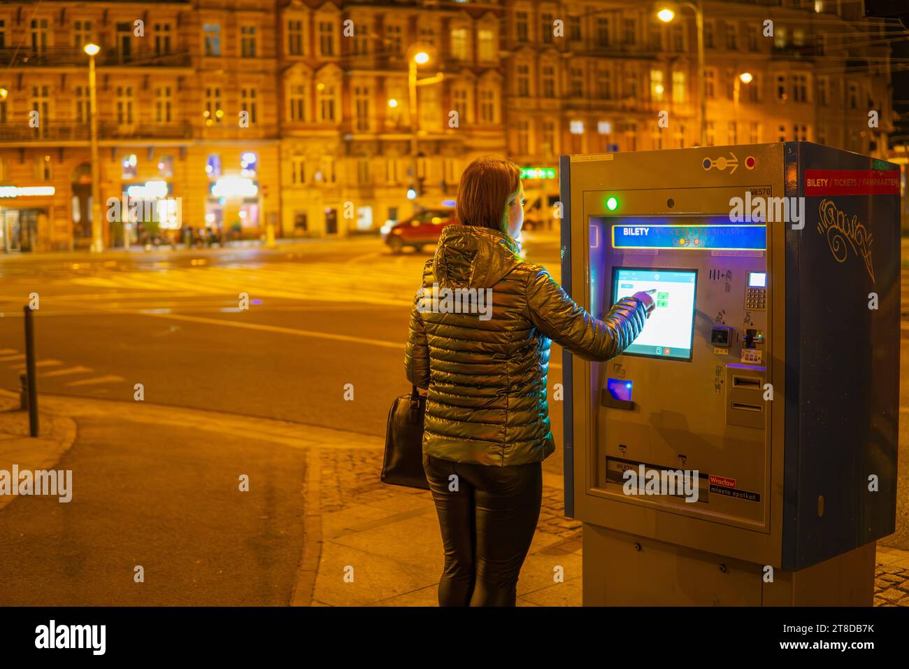 Wroclaw, Pologne - 10 novembre 2023 : Femme achetant un billet de bus à la billetterie mpk Banque D'Images