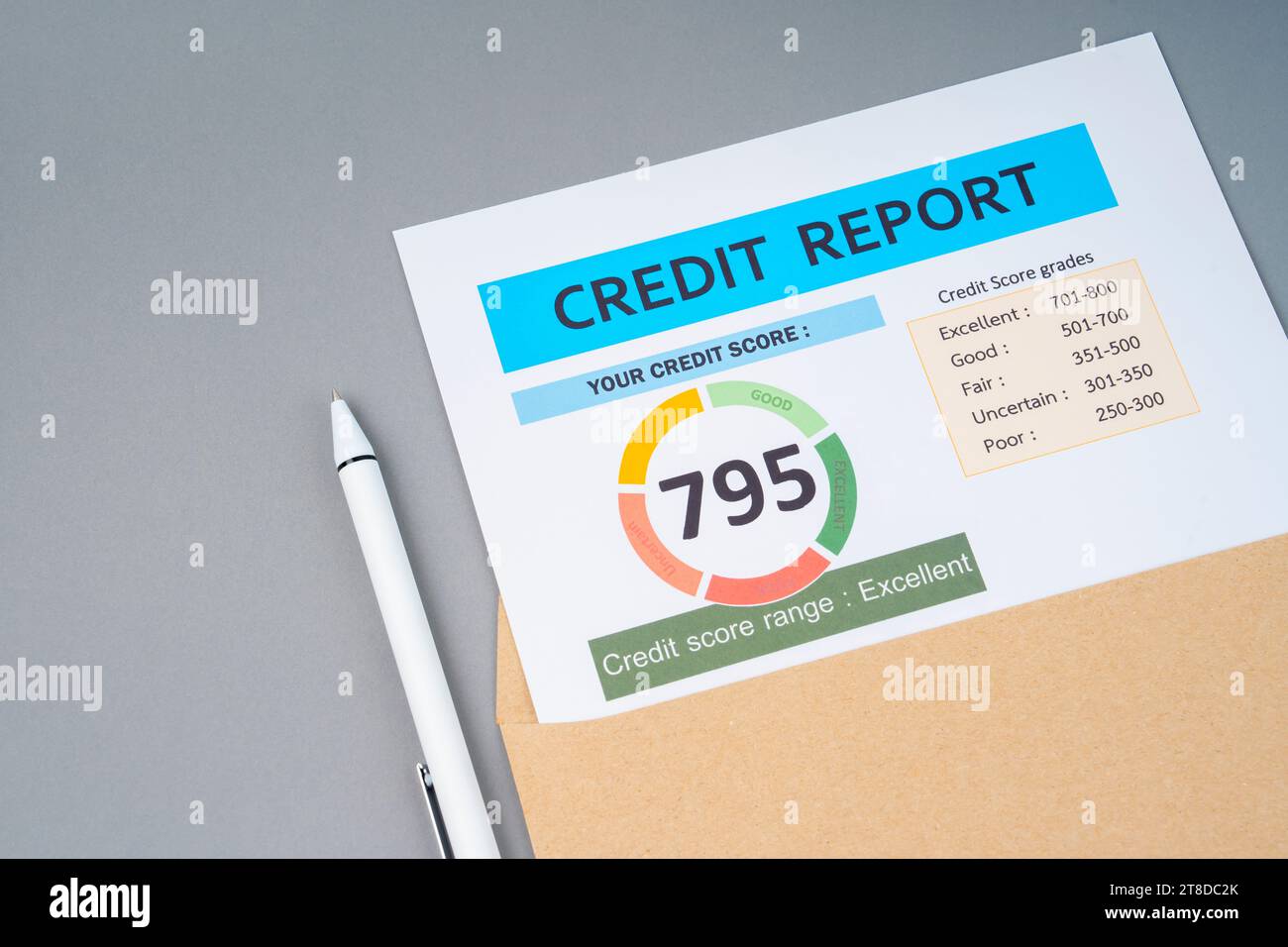 Gros plan du rapport de crédit avec stylo sur fond gris. Banque D'Images