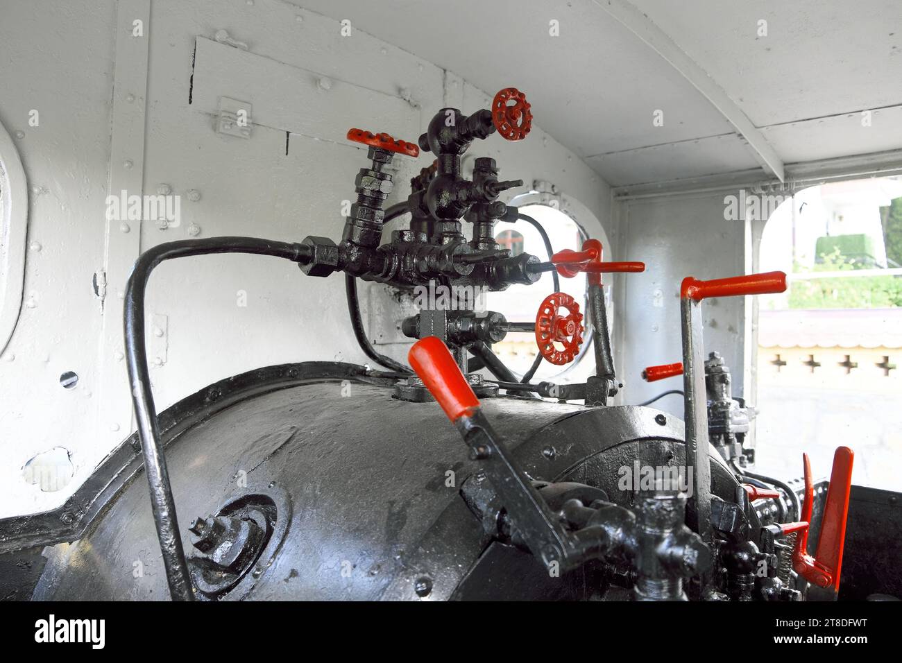 Leviers de commande et vannes d'une vieille chaudière dans la cabine d'une petite locomotive à vapeur de chemin de fer à voie étroite Sargan huit, monastère de Dobrun, Bosnie et Banque D'Images