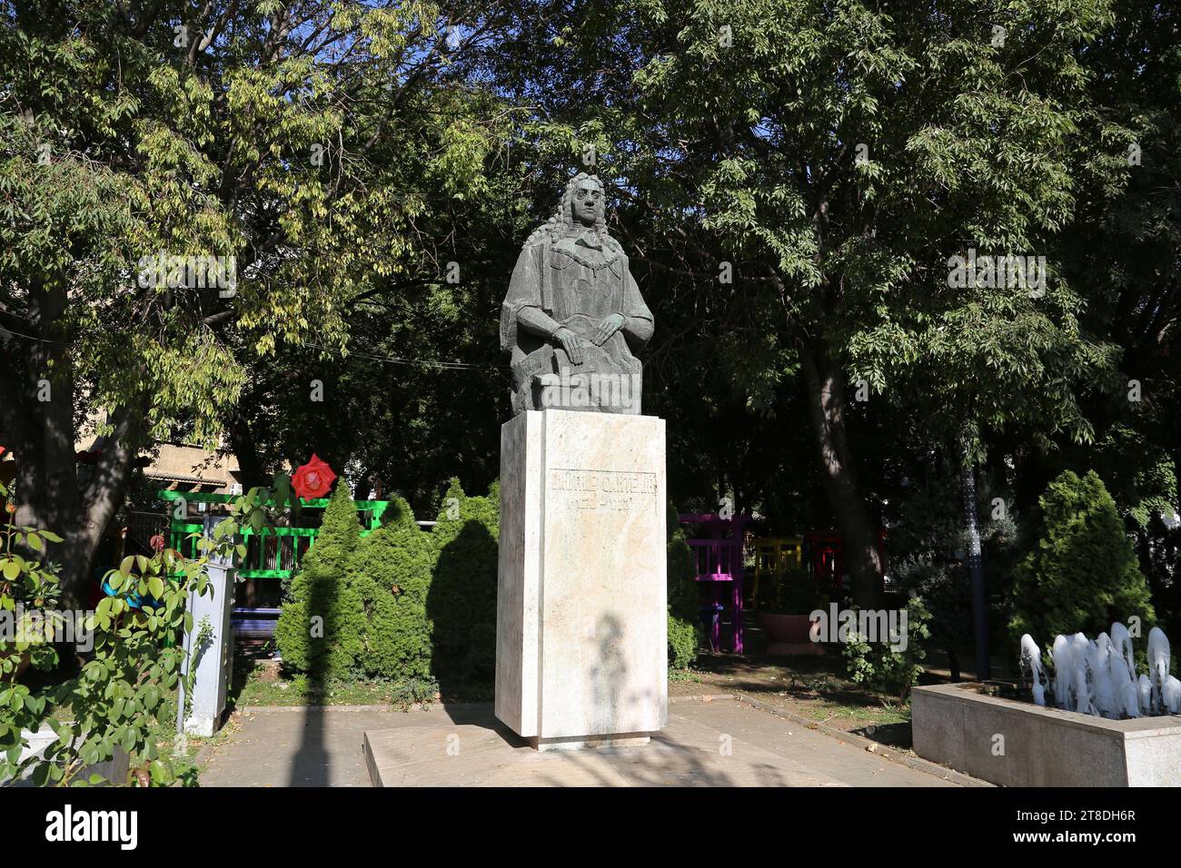 Statue de Dimitrie Cantemir (1673-1723), angle du boulevard Dimitrie Cantemir et du boulevard Marasesti, centre historique, Bucarest, Roumanie, Europe Banque D'Images
