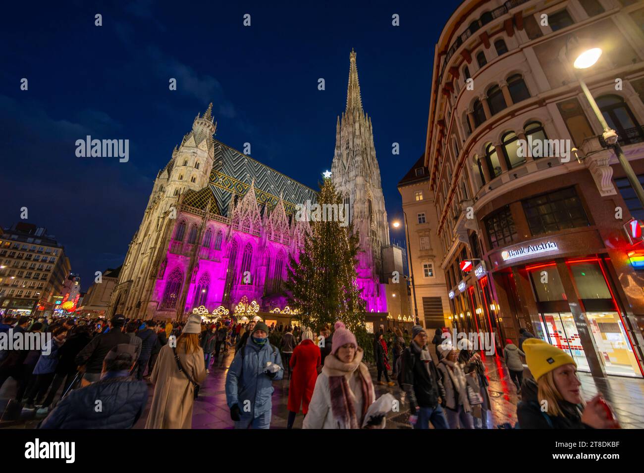 20.11.2023, Hauptstadt Wien Österreich erstrahlt im vorweihnachtlichem Glanz, Impressionen vom Weihnachtsmarkt am bunt beleuchteten Stephansdom. 20.11.2023, Wien in der Vorweihnachtszeit 20.11.2023, Wien in der Vorweihnachtszeit *** 20 11 2023, capitale Vienne Autriche brille dans la splendeur d'avant Noël, impressions du marché de Noël à l'illuminé coloré St. Cathédrale Stephens 20 11 2023, Vienne à l'approche de Noël 20 11 2023, Vienne à l'approche de Noël crédit : Imago/Alamy Live News Banque D'Images