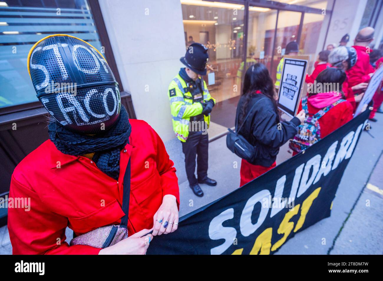 Londres, Royaume-Uni. 20 novembre 2023. Manifestation devant Sinosure, l'agence chinoise de crédit à l'exportation, pour lui demander d'exclure l'assurance de l'oléoduc d'Afrique de l'est (EACOP). Il s’agit d’une action de solidarité avec les groupes climatiques du monde entier mais surtout en Ouganda et en Tanzanie. Il y a déjà eu 27 banques et 23 assureurs qui ont exclu le financement du pipeline. Crédit : Guy Bell/Alamy Live News Banque D'Images