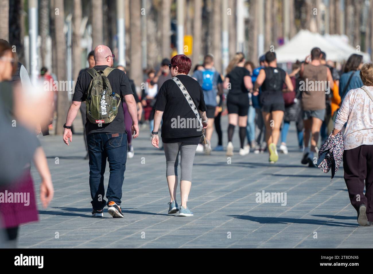 Barcelone, Espagne : 19 novembre 2023 : les gens marchent le long de la plage de Barceloneta par une journée ensoleillée en hiver à Barcelone, Catalogne en Espagne en hiver 2023. Banque D'Images