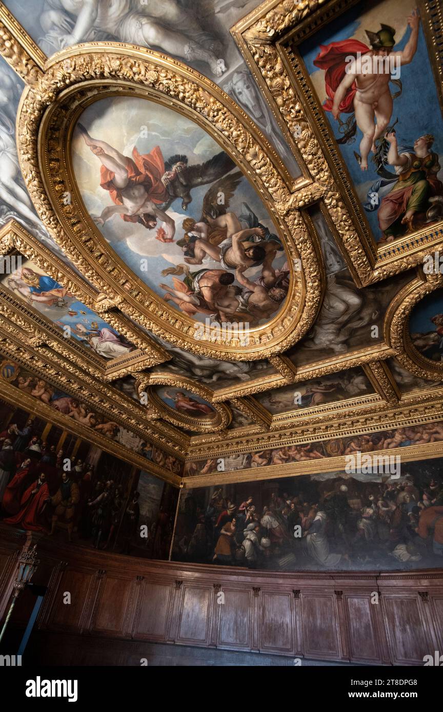 La Sala del Consiglio dei Dieci (Conseil des dix) se trouve au Palais des Doges à Venise, dans la région de la Vénétie, au nord de l’Italie. C'est aussi la salle de la Co Banque D'Images