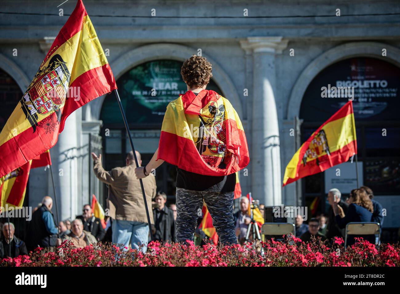 Madrid, Espagne. 19 novembre 2023. Un homme vêtu de drapeaux espagnols préconstitutionnels lors de l'événement annuel contre la loi sur la mémoire démocratique organisé par le 'mouvement catholique espagnol', une organisation ultra-catholique et d'extrême droite à la Plaza de Oriente. Ils ont également protesté contre la loi d'amnistie en faveur des politiciens indépendantistes catalans par le président élu Pedro Sanchez. Crédit : SOPA Images Limited/Alamy Live News Banque D'Images