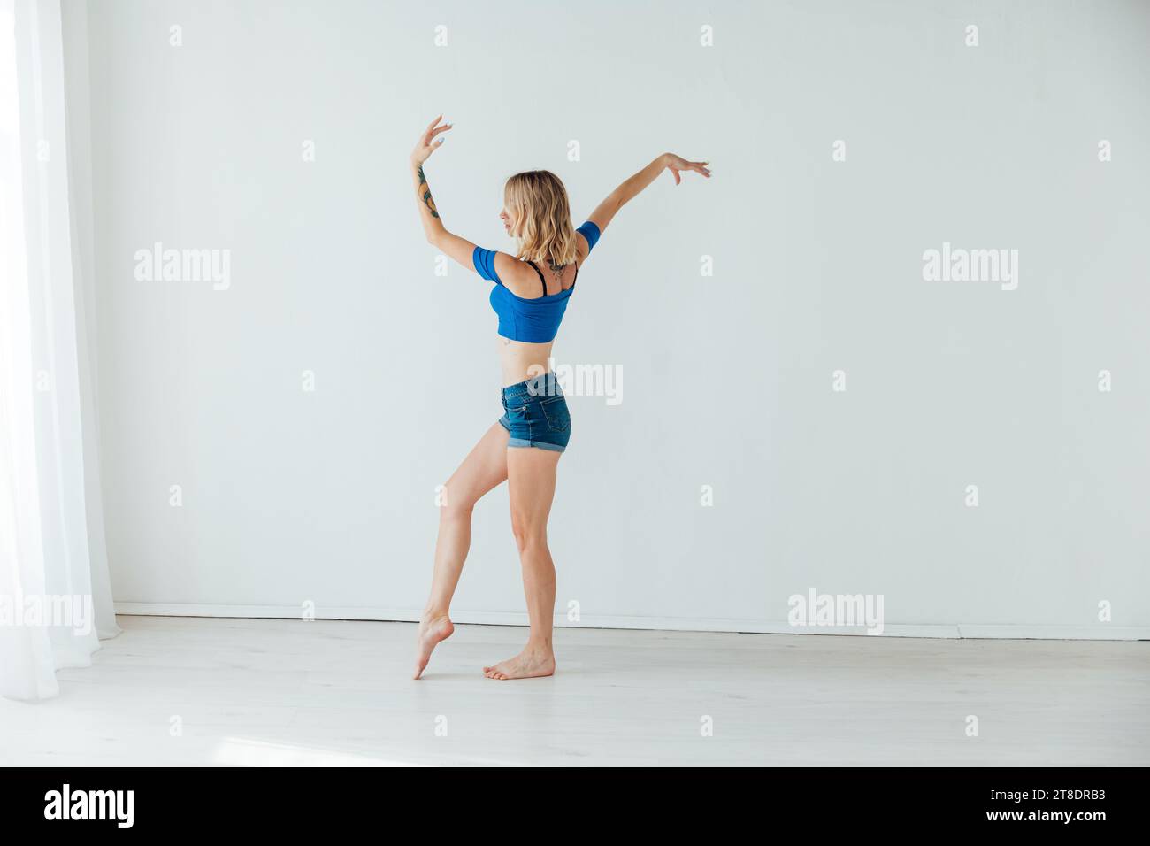 Danseur effectue une danse bachata latine moderne dans le studio de danse de la salle de danse Banque D'Images