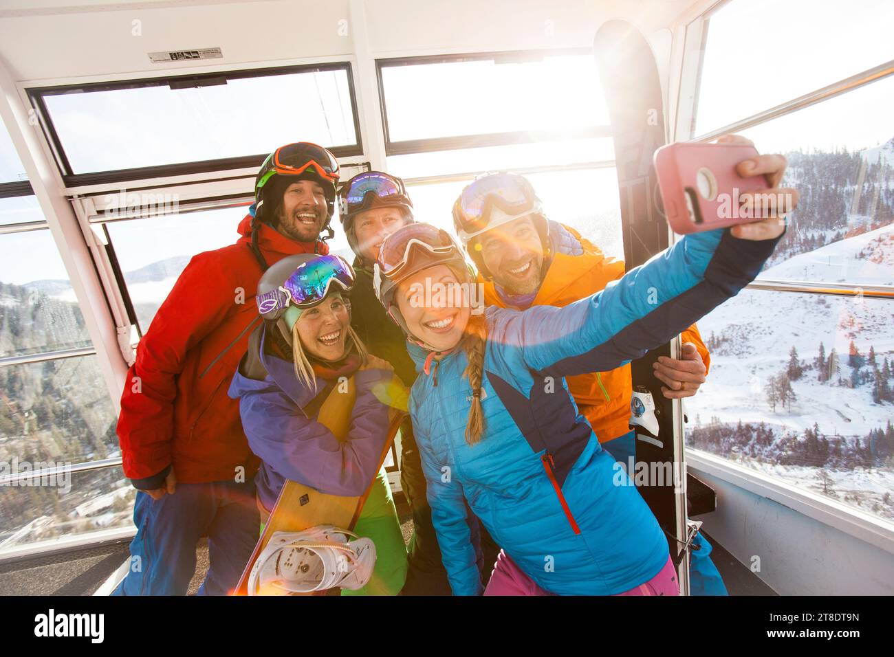 Groupe d'amis prenant un selfie dans une télécabine d'une station de ski. Banque D'Images