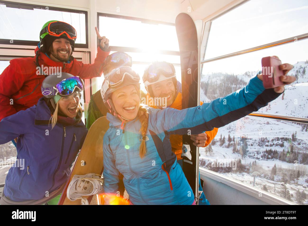 Groupe d'amis prenant un selfie dans une télécabine d'une station de ski. Banque D'Images