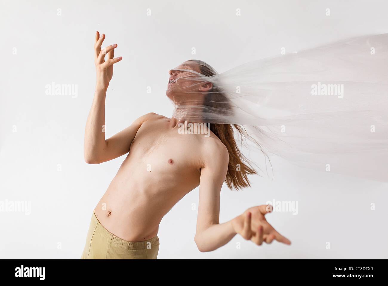 homme dans le paquet en plastique sur fond blanc Banque D'Images