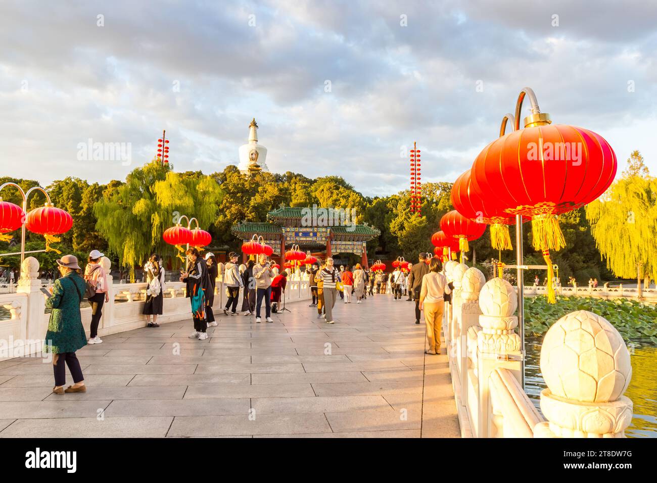 Le pont de Yongan et la tour blanche de Bai Ta dans le parc Beihai à Pékin, en Chine Banque D'Images