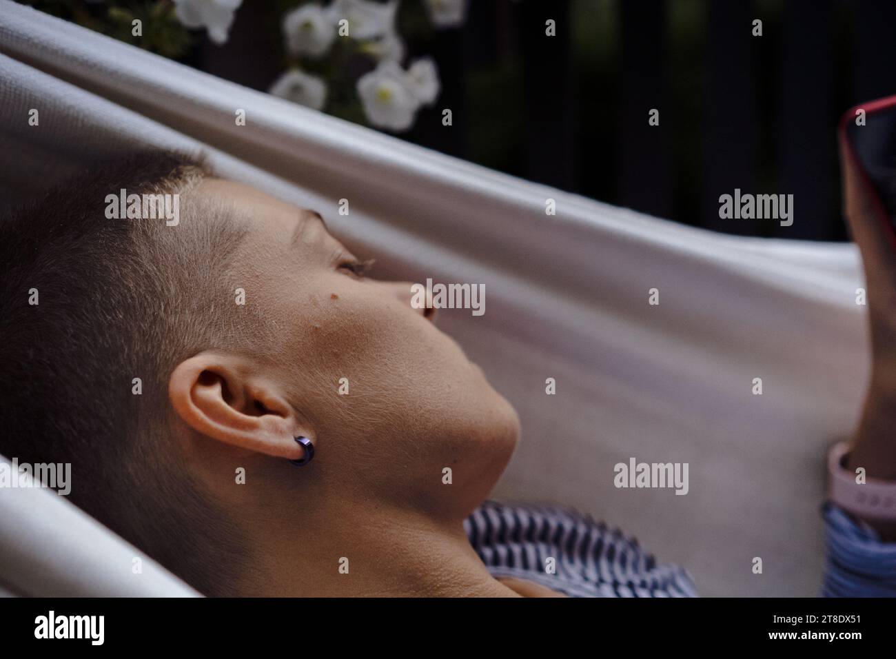 Jeune femme aux cheveux courts, portrait. Banque D'Images